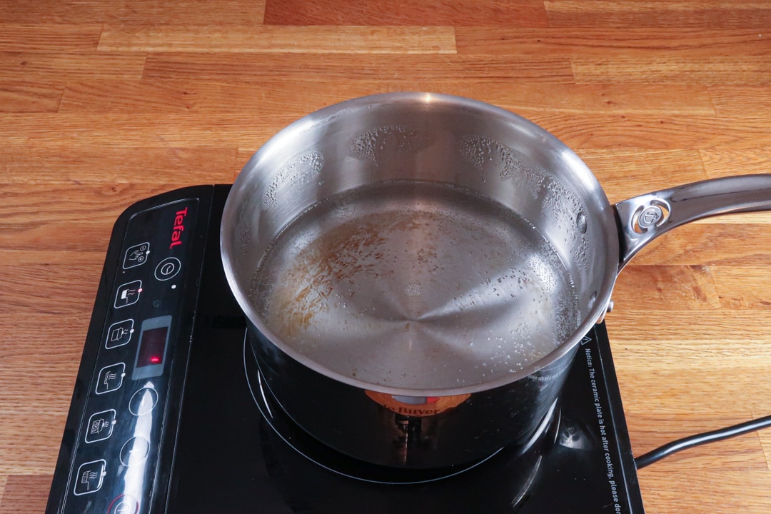 Coeur coulant chocolat - Faire bouillir une casserole d'eau remplie au 1/3