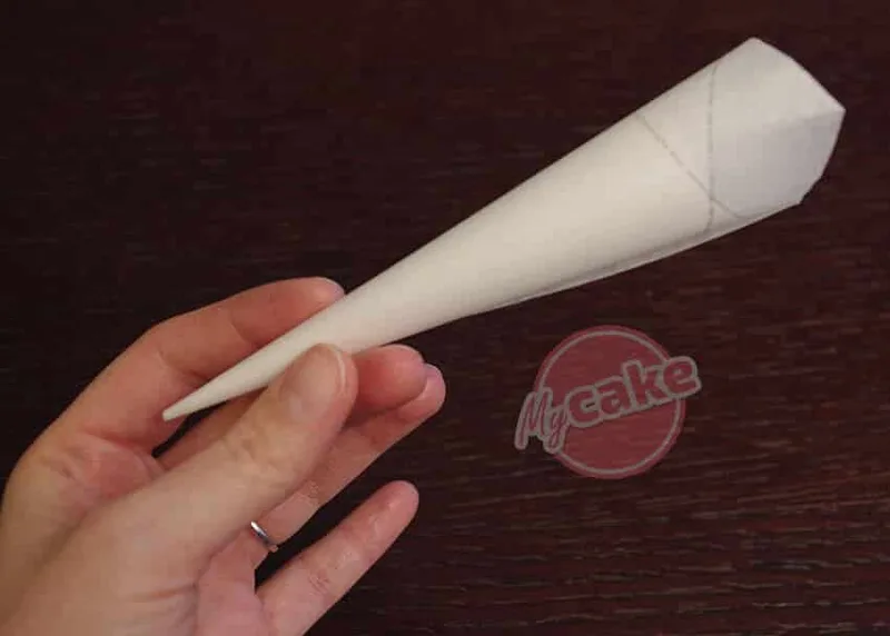 Comment réaliser facilement un cornet de pâtisserie en papier sulfurisé pour décorer et écrire 10