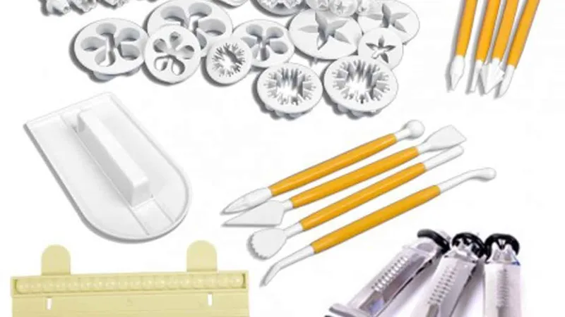 Les outils pour le travail de pâte à sucre