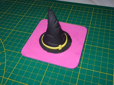 modeler un chapeau de sorcière