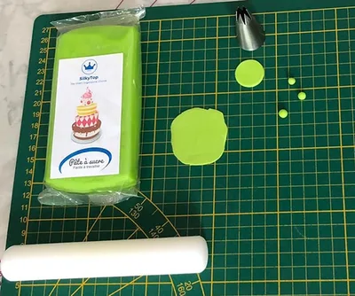 Modeler un chaudron - Pâte à sucre verte