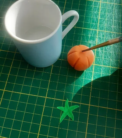 Modeler une citrouille - colle feuille