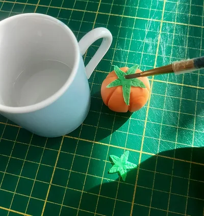 Modeler une citrouille - colle deuxième feuille
