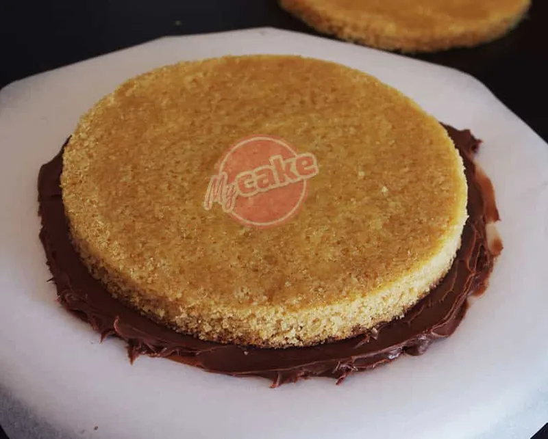 Placez le 1er étage de votre gâteau, celui qui est plat