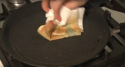 Pâte à crêpes - Graisser la poêle