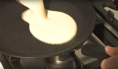 Pâte à crêpes - Verser la pâte à crêpes