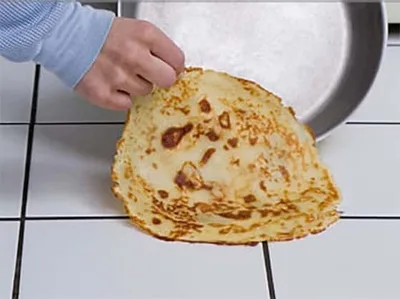 Pâte à crêpes par terre