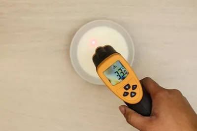 Si le lait est trop chaud, il détruira la levure.