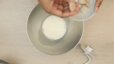 On émiette et on dilue le tout.