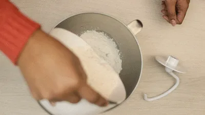 On couvre bien le lait pour séparer la levure du sucre et du sel