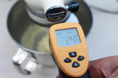 Il faut contrôler la température de la pâte pour en maîtriser la pousse.
