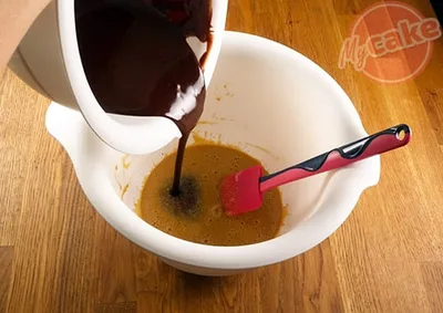 Verser le chocolat beurré dans l'appareil