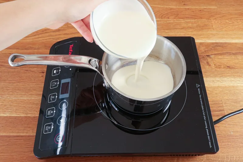 Mettre la crème dans la casserole