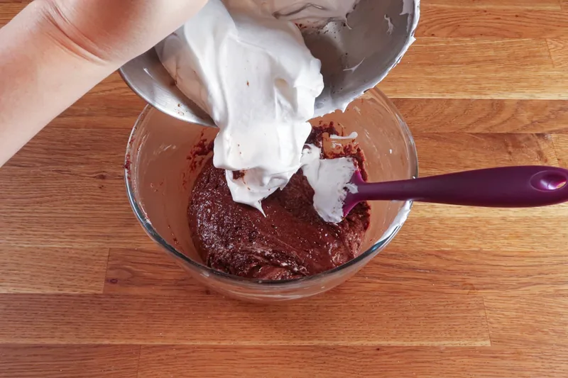 Ajouter le reste de la meringue