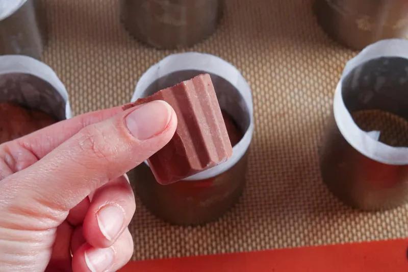 Insérer le coeur de ganache congelé