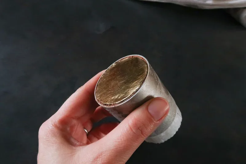 Mettre la semelle en carton sous le gâteau congelé