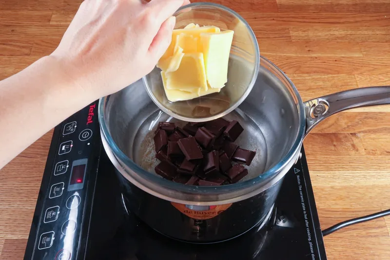 Faire fondre le chocolat et le beurre au Bain-Marie