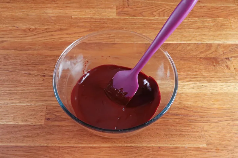 Mettre le chocolat beurré fondu hors du feu