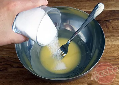 Ajouter le sucre au beurre fondu