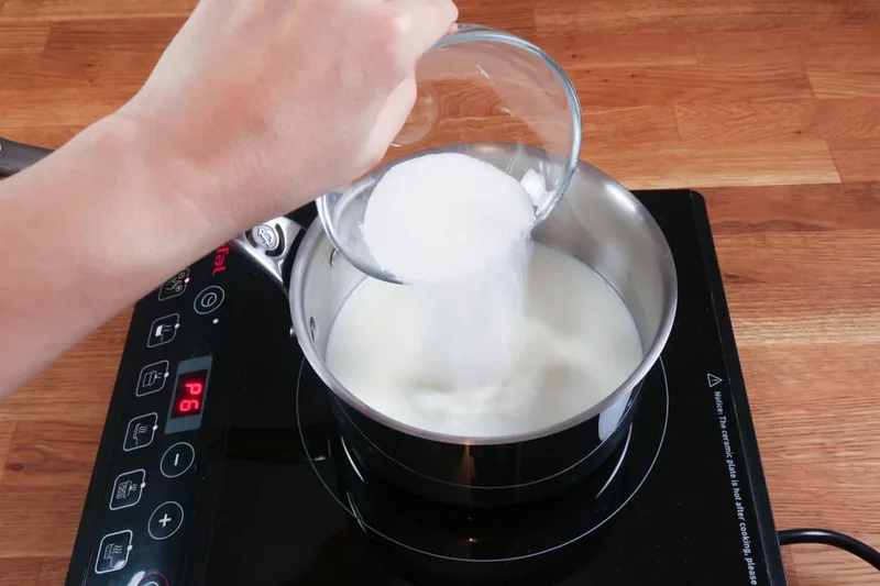 Faire chauffer le lait et le sucre