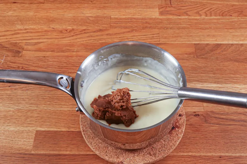 Incorporer la pâte de spéculoos