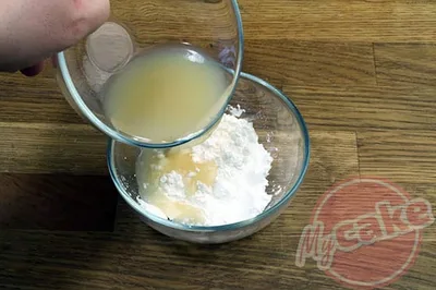 Mélanger le jus de citron et la maïzena