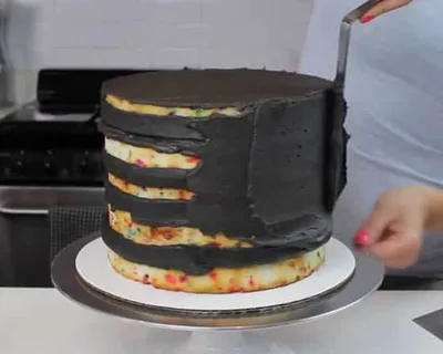 Faites le Crumb Coat du gâteau