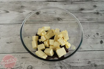 Mettre le beurre et le chocolat ensemble