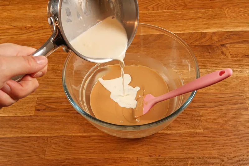 Ajouter 1/3 de la crème liquide entière