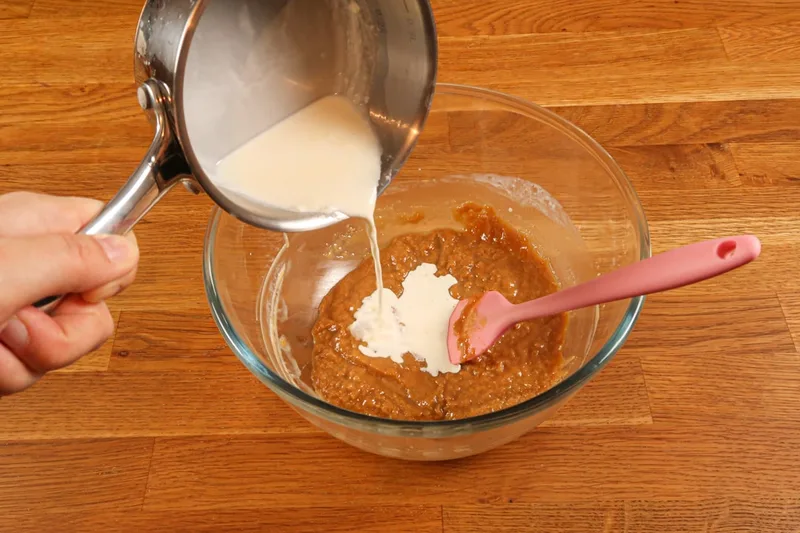Ajouter le 2ème, puis ensuite le 3ème tiers de crème liquide