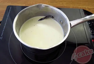 Faire infuser la vanille dans la crème