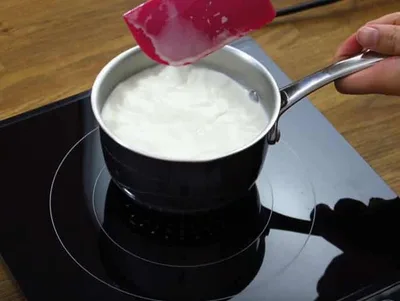 Faire bouillir la crème liquide entière