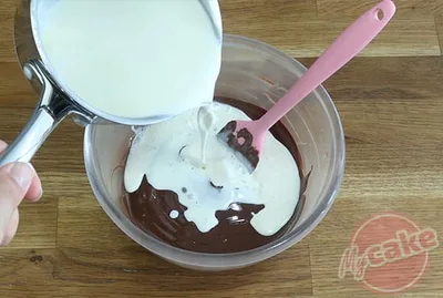 Verser un tiers de la crème liquide entière