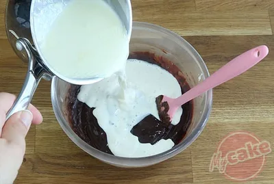 Verser le deuxième tiers de la crème liquide entière