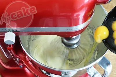 Ajouter les oeufs un à un