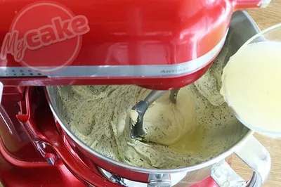 Verser le jus de citron