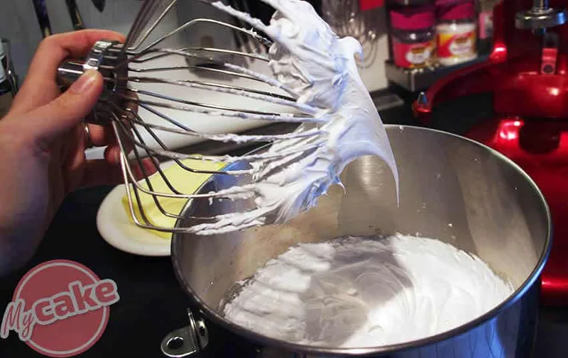 Votre meringue suisse doit former un "bec d'oiseau"