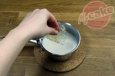 Ajouter la gélatine réhydratée au lait chaud