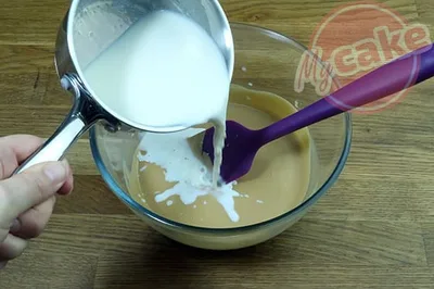 Verser un tiers du lait collé