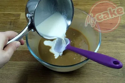 Ajouter le dernier tiers de lait collé
