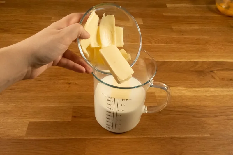 Ajouter le beurre dans le lait