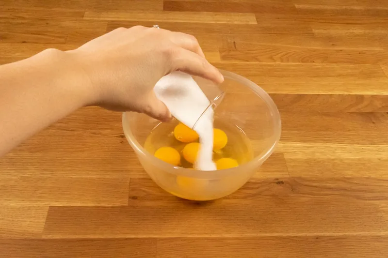 Ajouter le sucre dans les oeufs