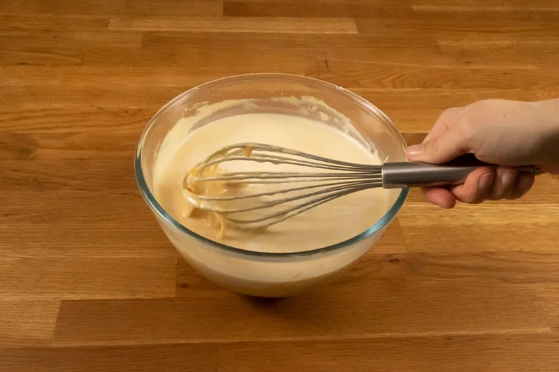 Incorporer bien le fond du bol