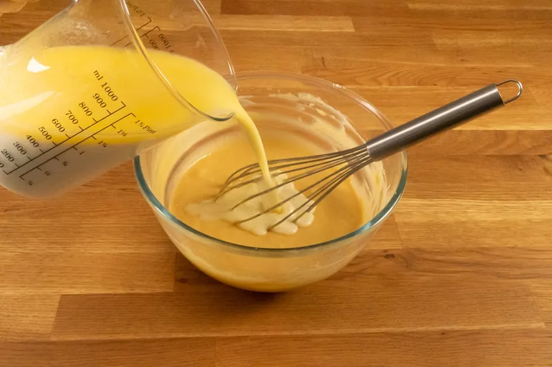 Ajouter le lait et le beurre tièdes