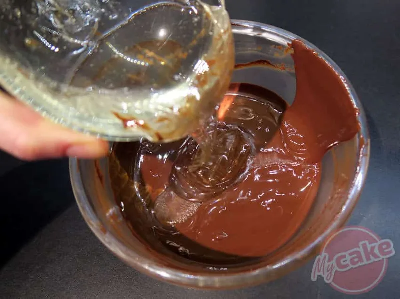 Versez le glucose sur votre chocolat