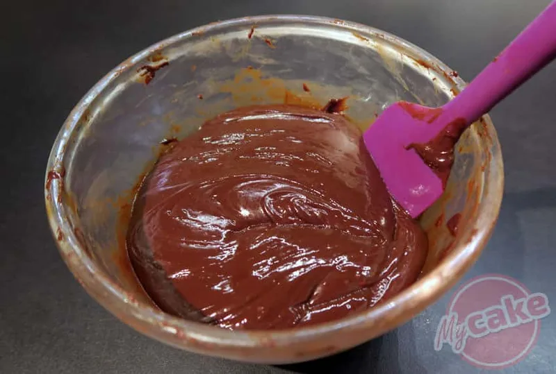 La pâte de chocolat prend forme