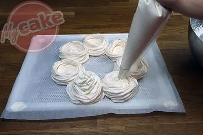 Garnir les meringues de chantilly
