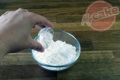 Mélanger le sucre glace et la fécule de maïs