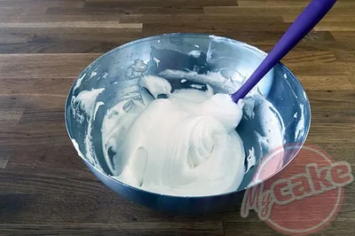 Pocher dès que la meringue est réalisée