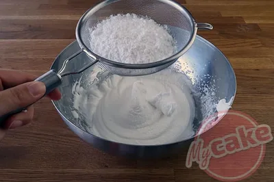 Ajouter le sucre glace et la fécule de maïs
